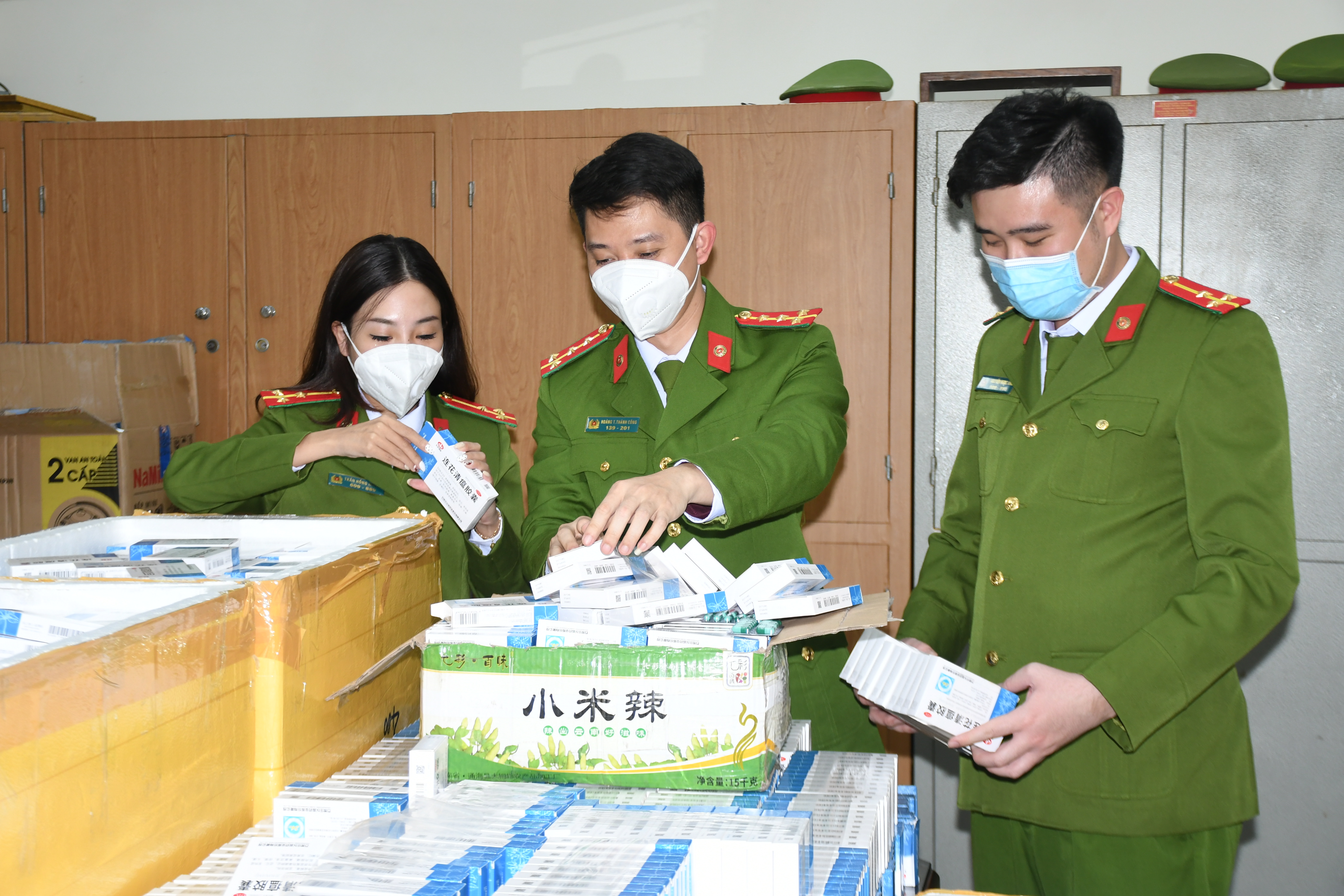 Đội 5 – Phòng Cảnh sát kinh tế (CATP): Phát hiện, thu giữ trên 4.000 hộp thuốc “Liên hoa thanh ôn” điều trị Covid-19 không rõ nguồn gốc